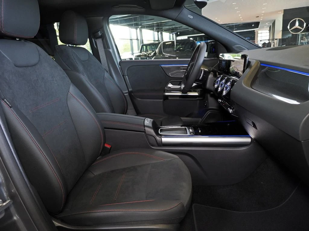 Mercedes-Benz-GLA 180-image-12
