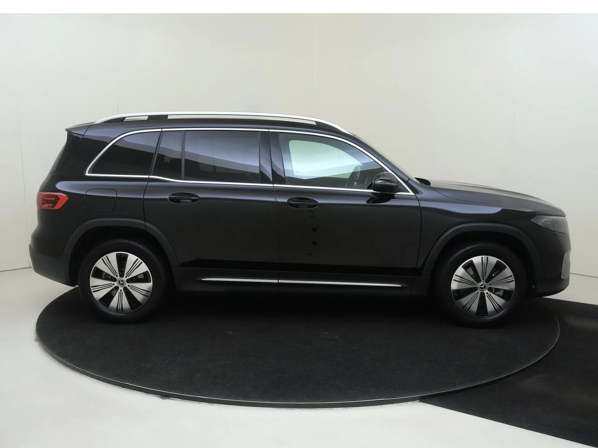 Mercedes-Benz-EQB-image-8