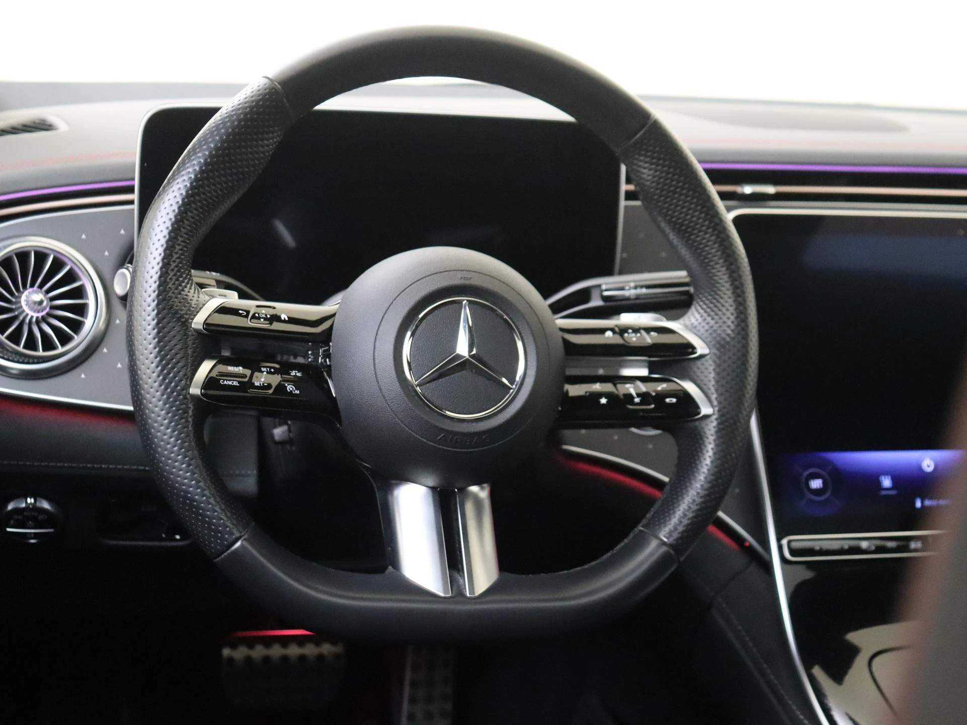 Mercedes-Benz-EQE-image-9