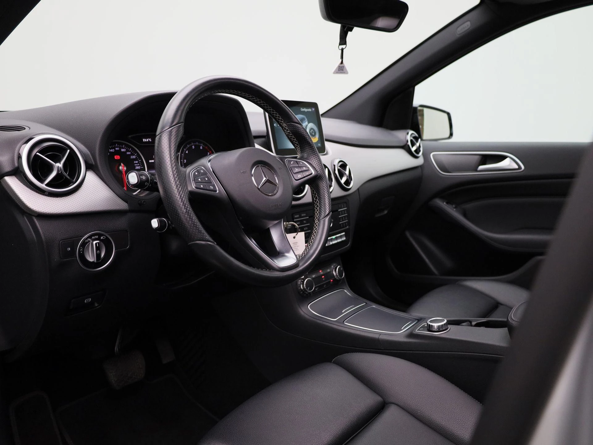 Mercedes-Benz-B-Klasse-image-30
