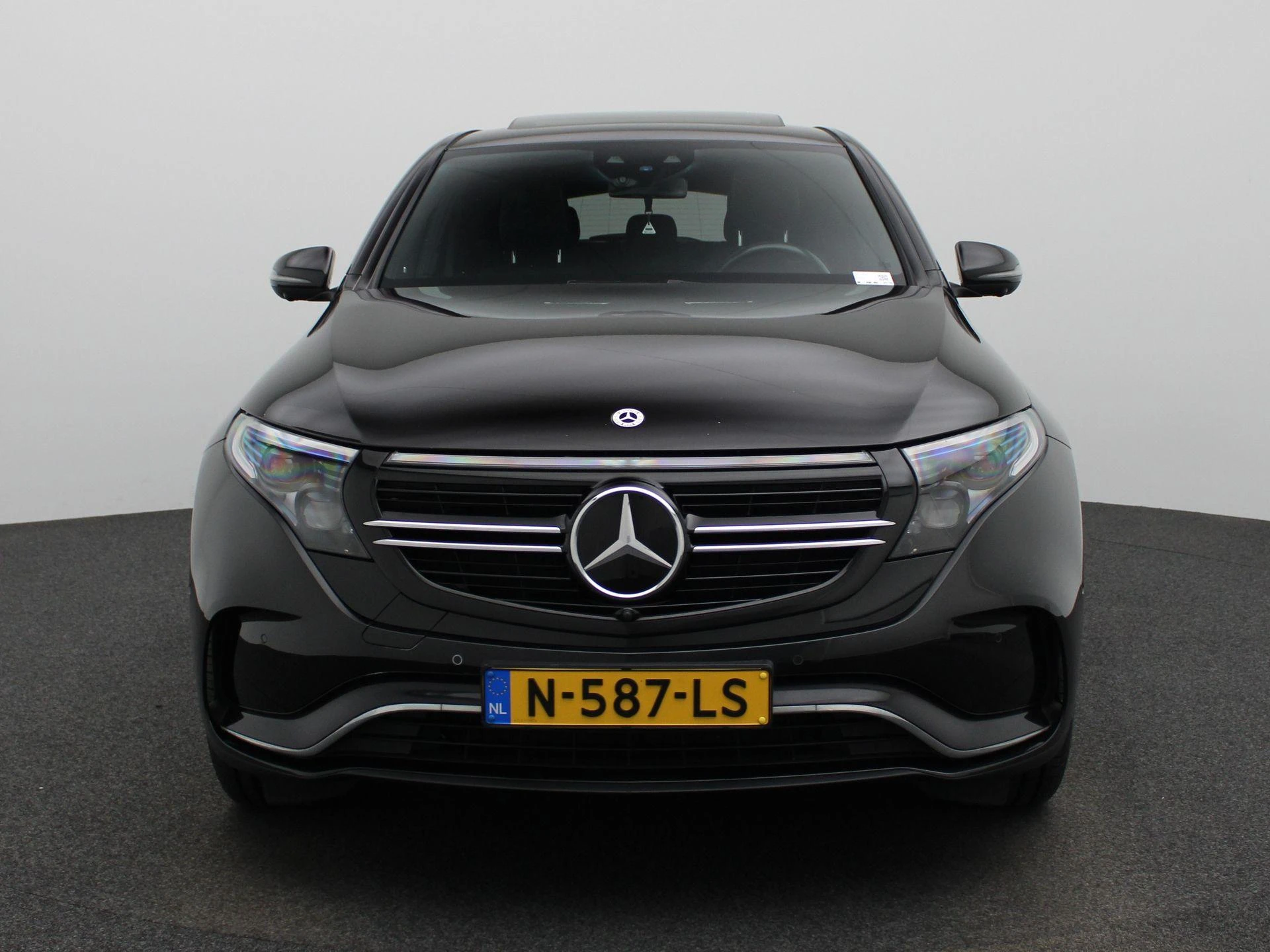Mercedes-Benz-EQC-image-2