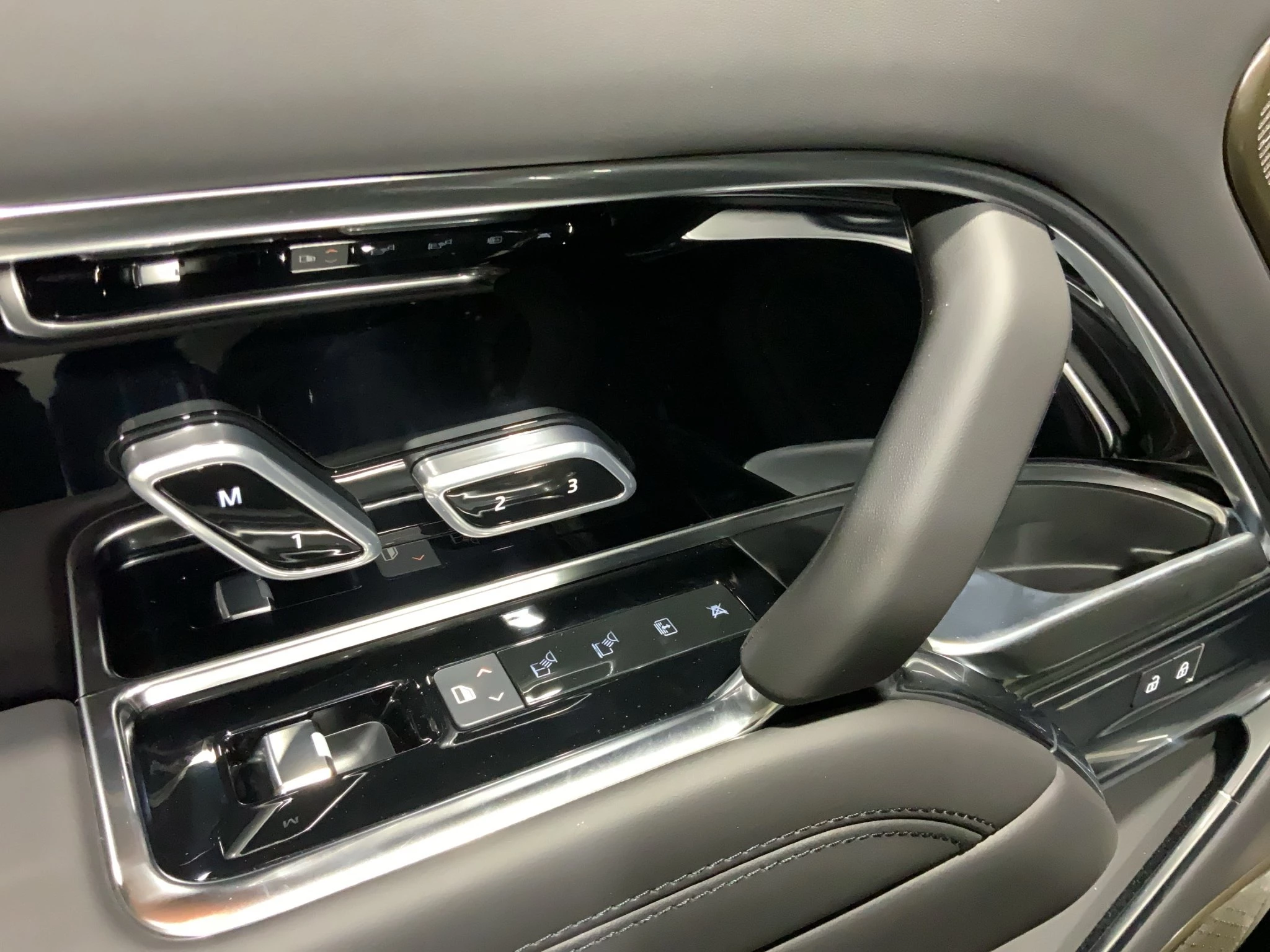Land Rover-Range Rover-image-20