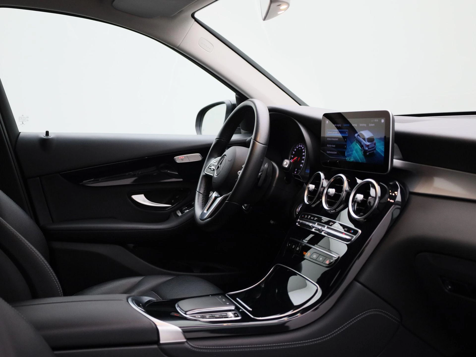 Mercedes-Benz-GLC-image-33