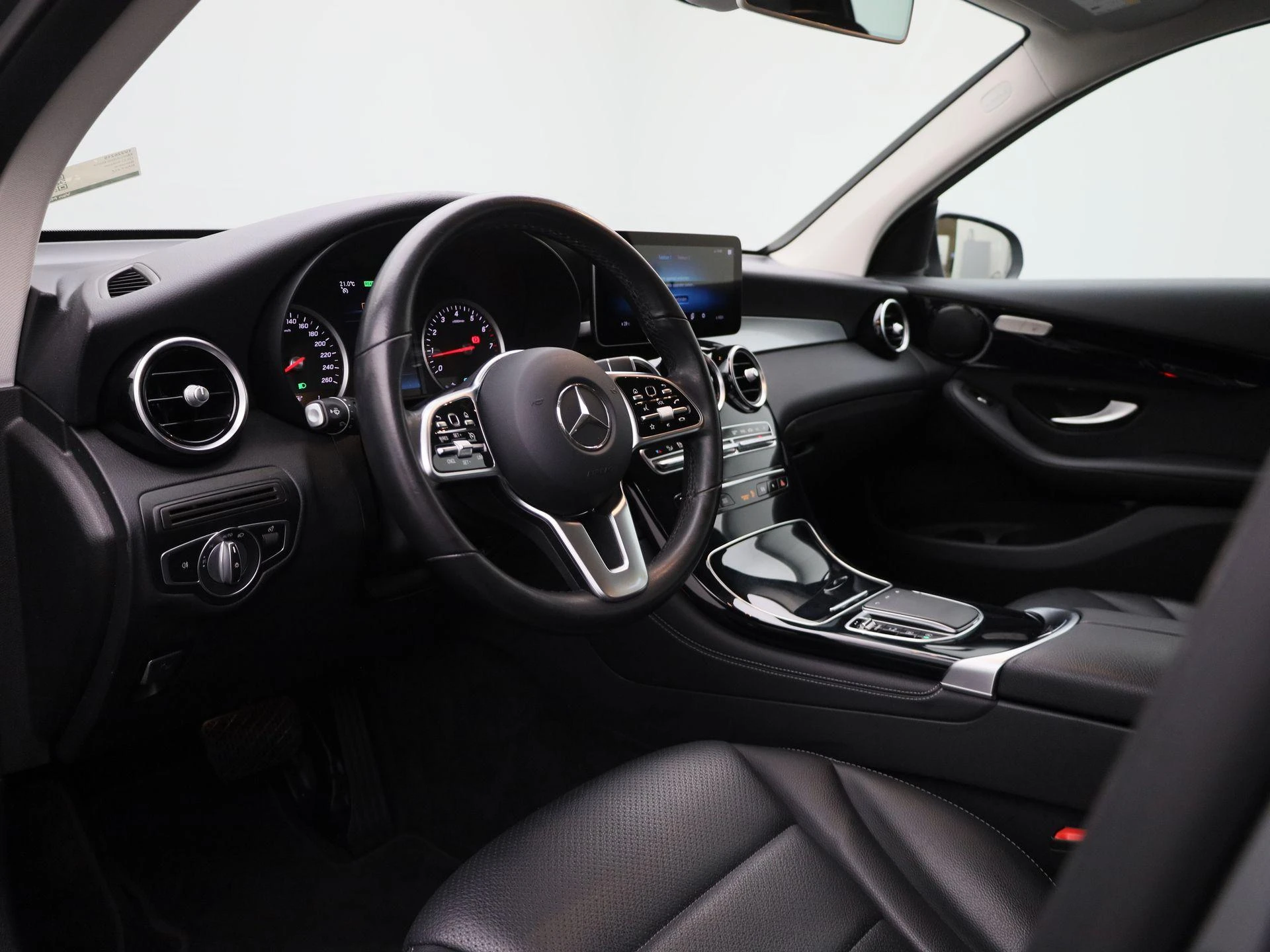 Mercedes-Benz-GLC-image-31
