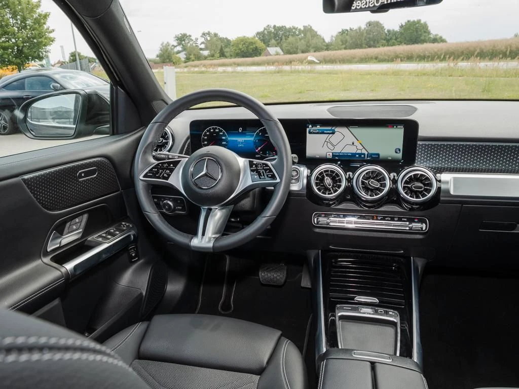 Mercedes-Benz-GLB 200 d-image-9