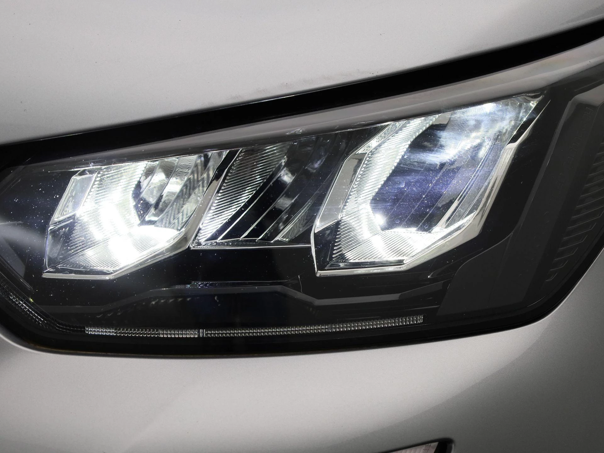 Peugeot-e-2008-image-13