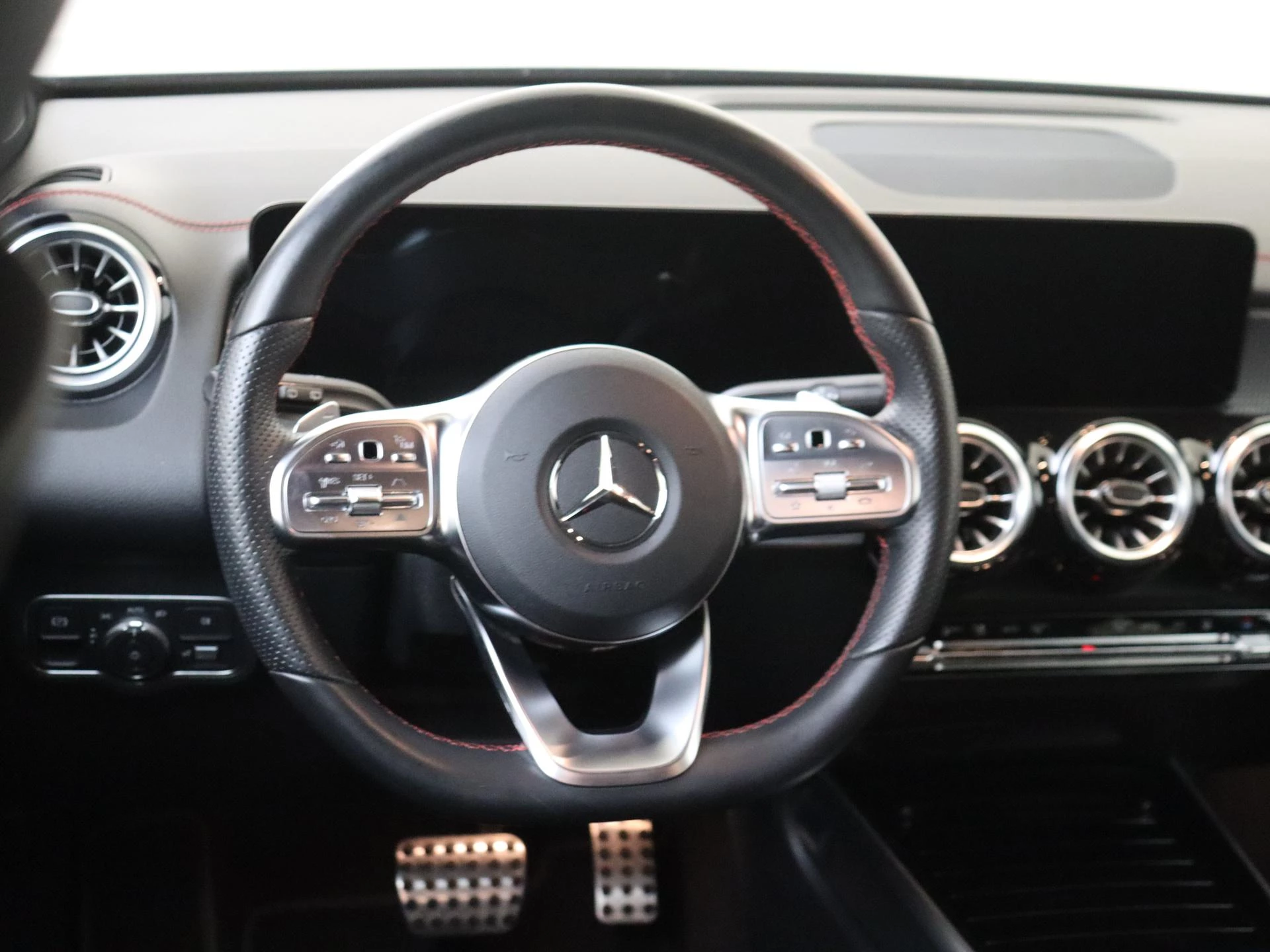 Mercedes-Benz-EQB-image-10