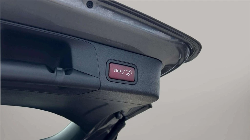 Mercedes-Benz-EQB-image-24