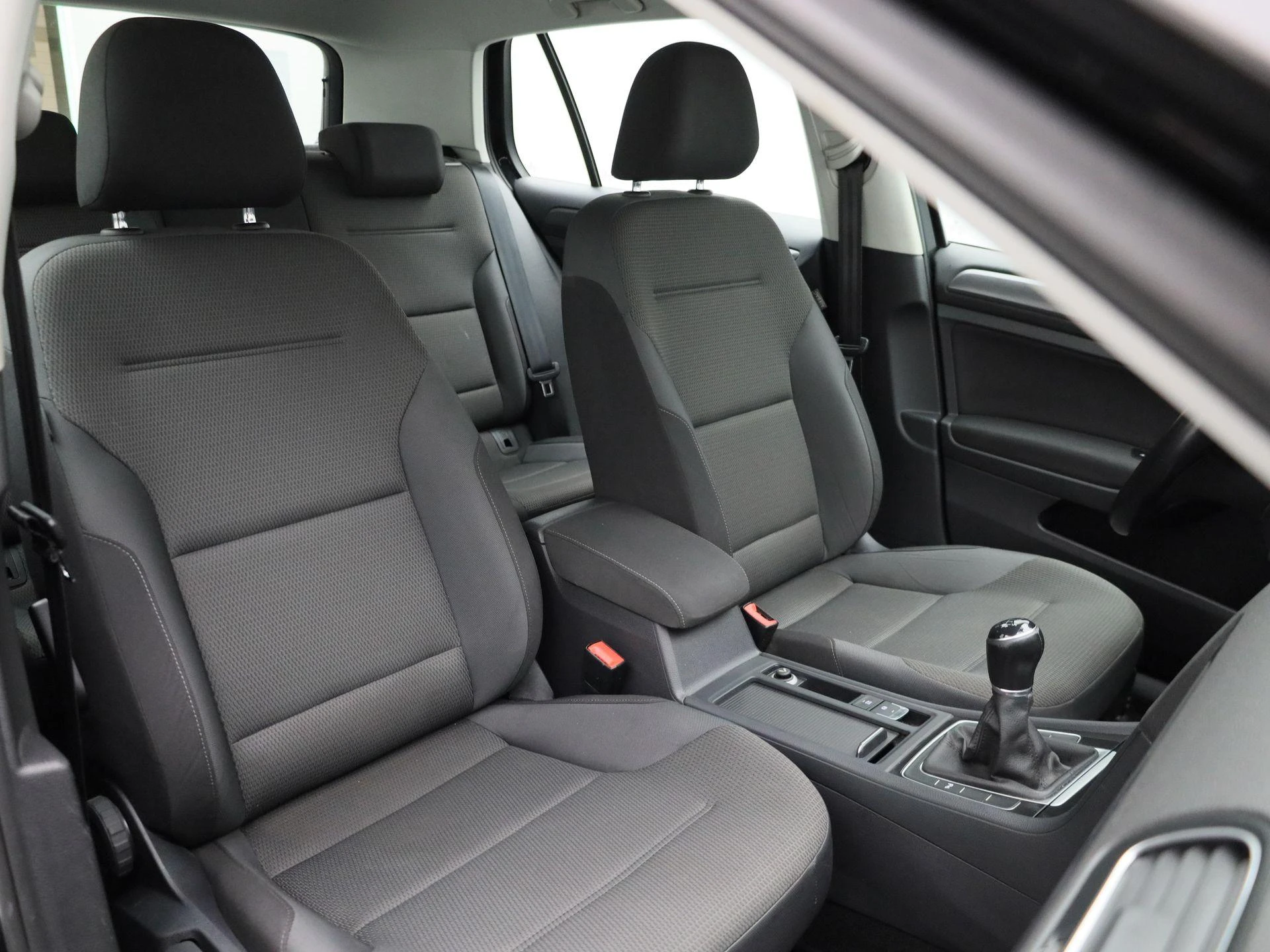Volkswagen-Golf-image-33