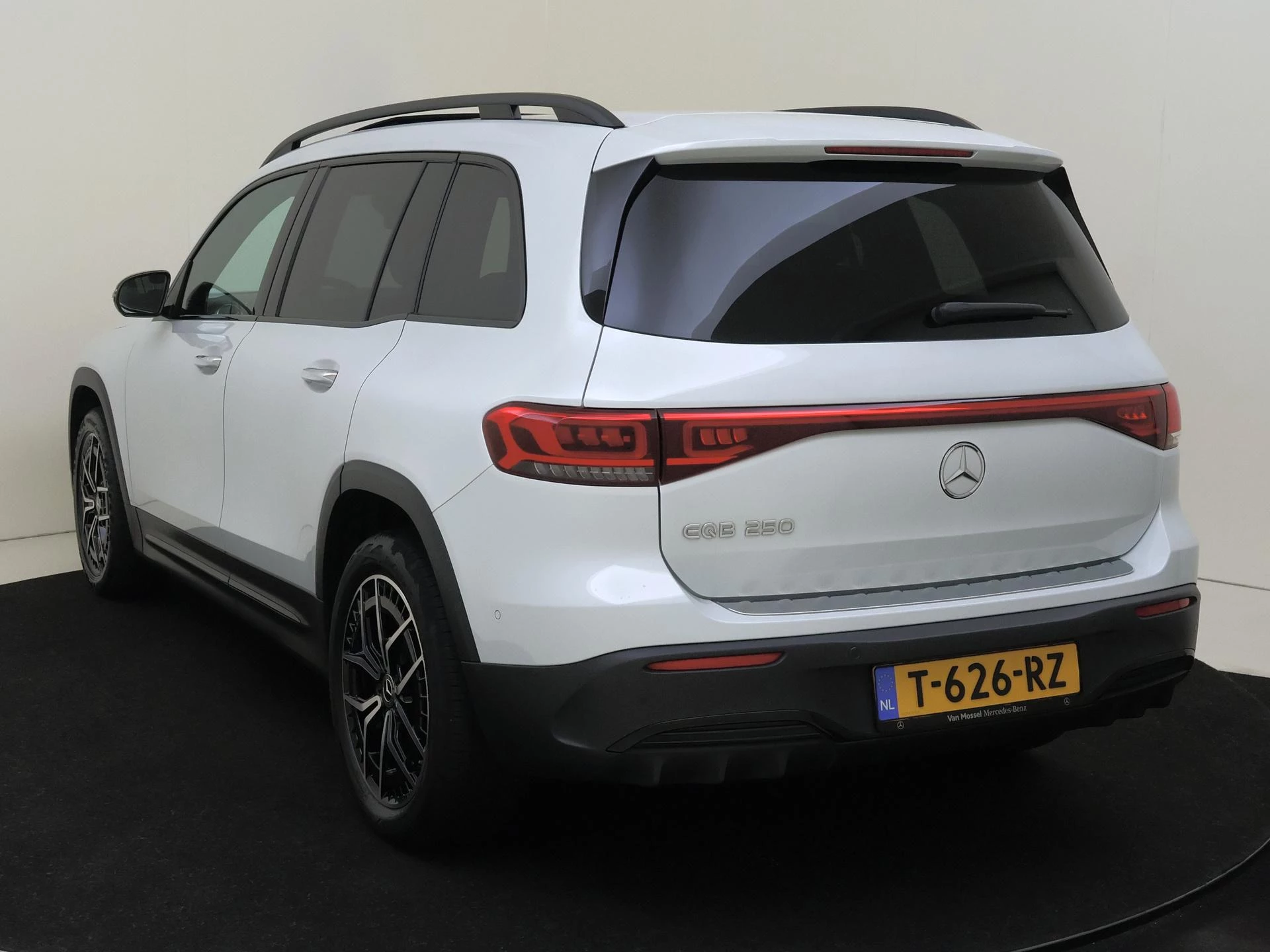 Mercedes-Benz-EQB-image-4