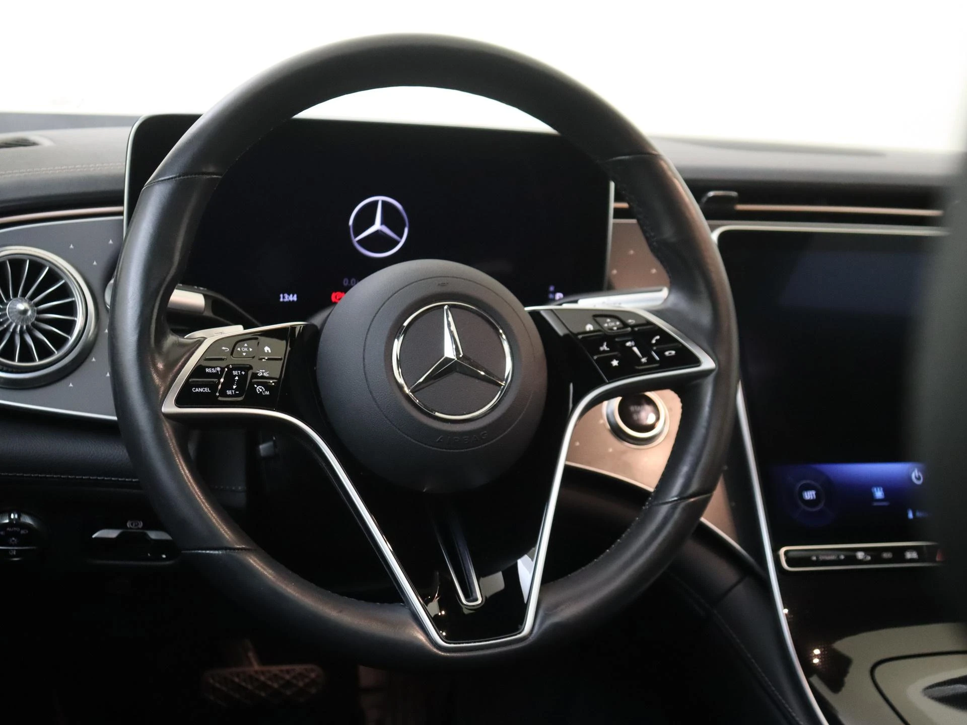 Mercedes-Benz-EQS-image-9