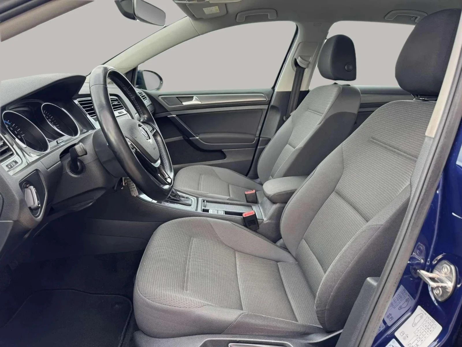 Volkswagen-e-Golf-image-8