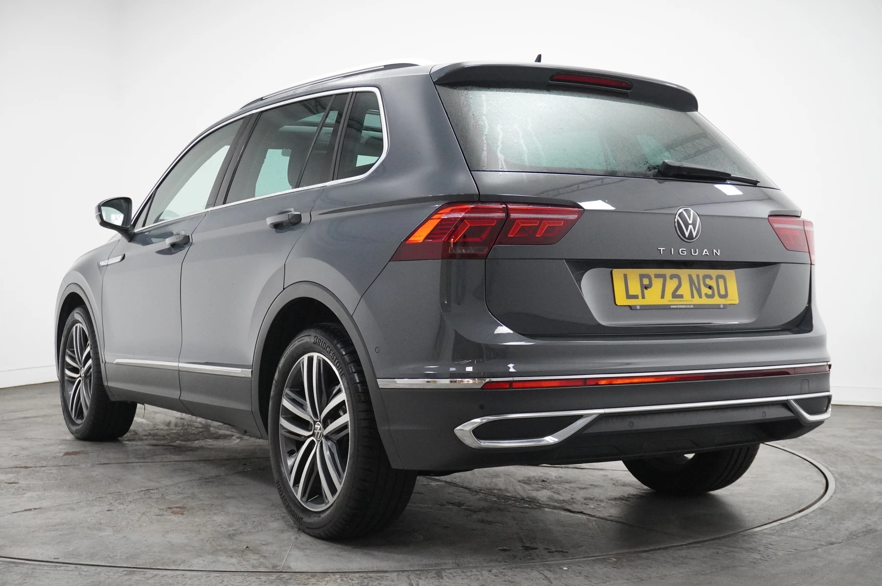 Volkswagen-Tiguan-image-2