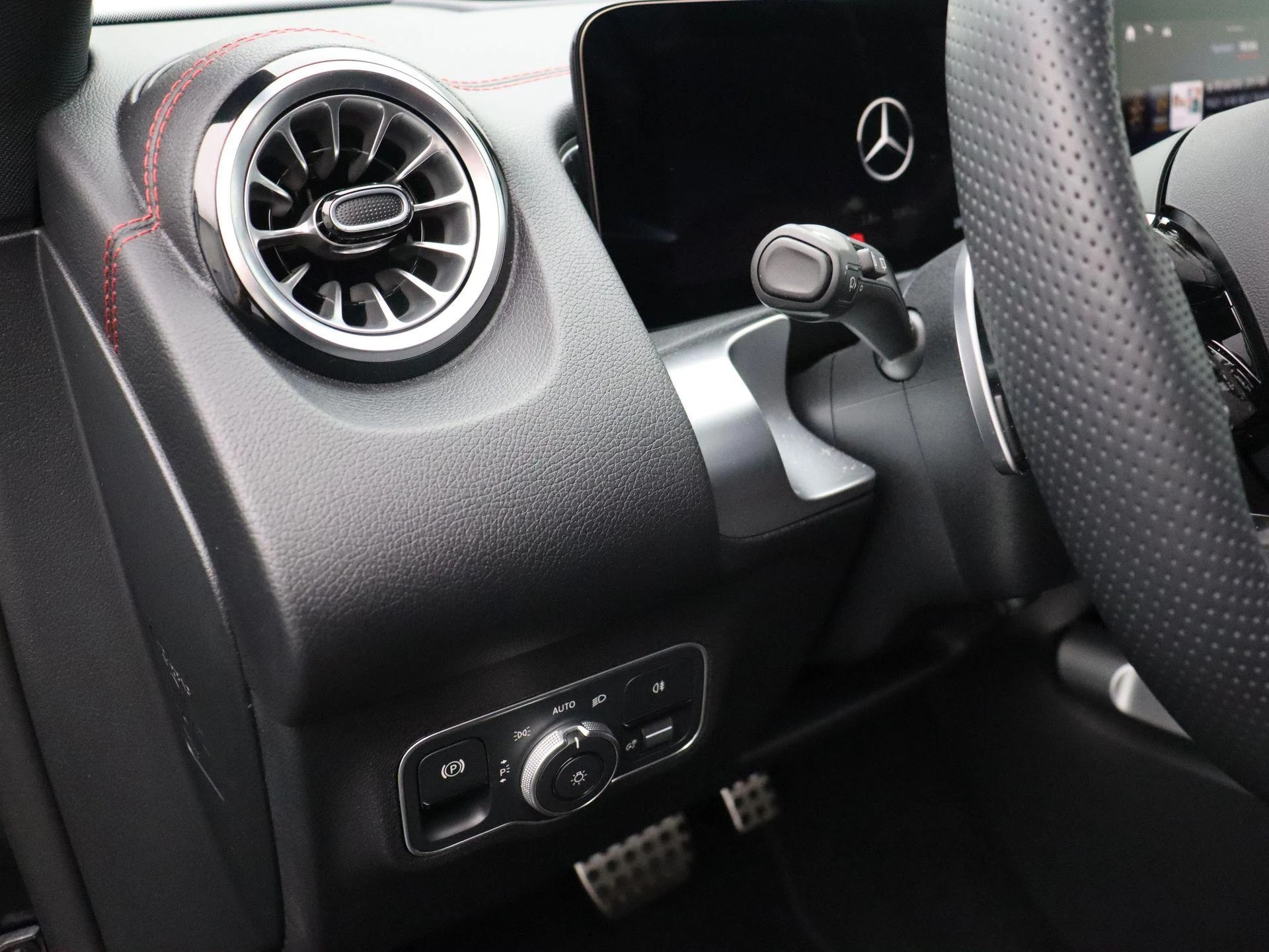 Mercedes-Benz-EQB-image-8