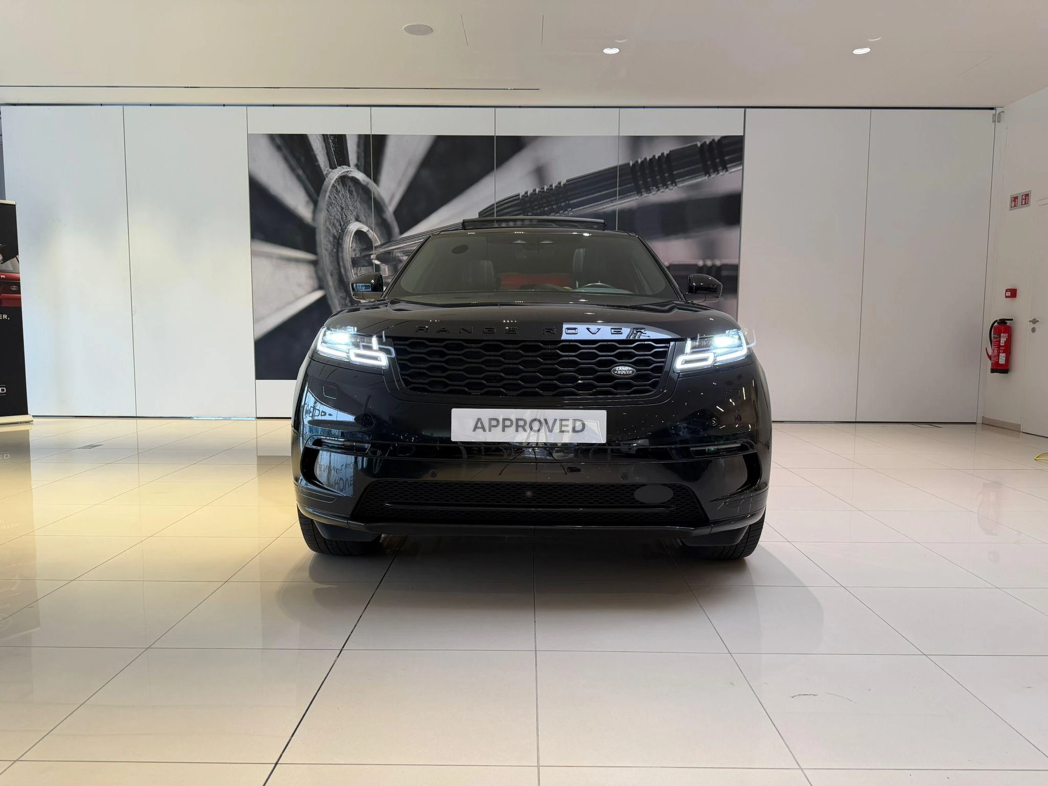Land Rover-Range Rover Velar-image-2