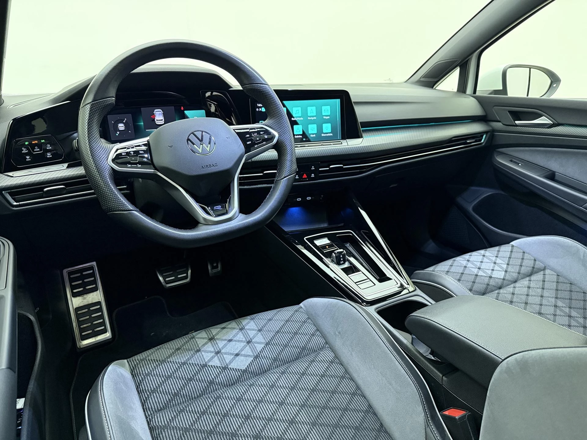 Volkswagen-Golf-image-14