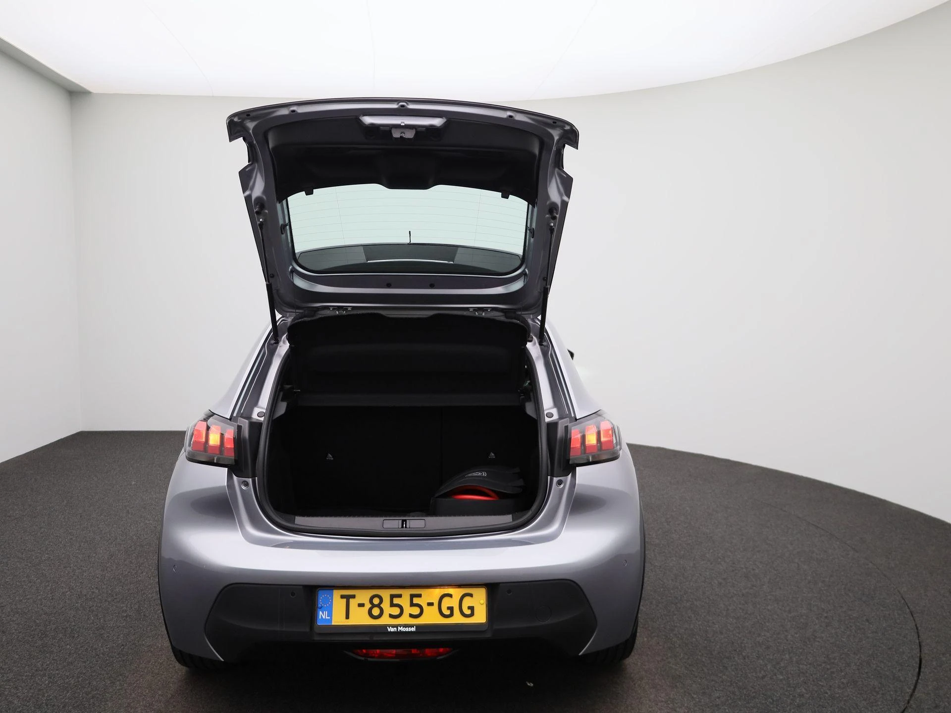 Peugeot-e-208-image-10