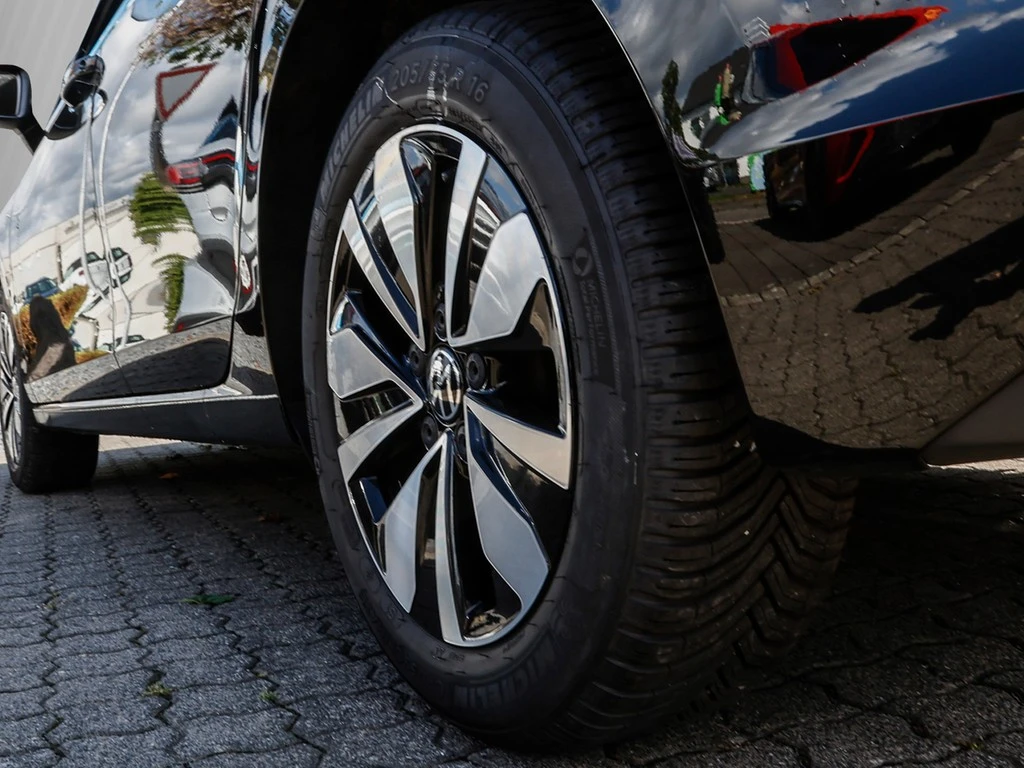 Volkswagen-Golf-image-4