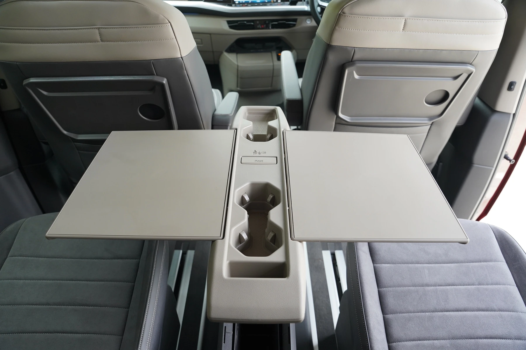 Volkswagen-Multivan-image-27