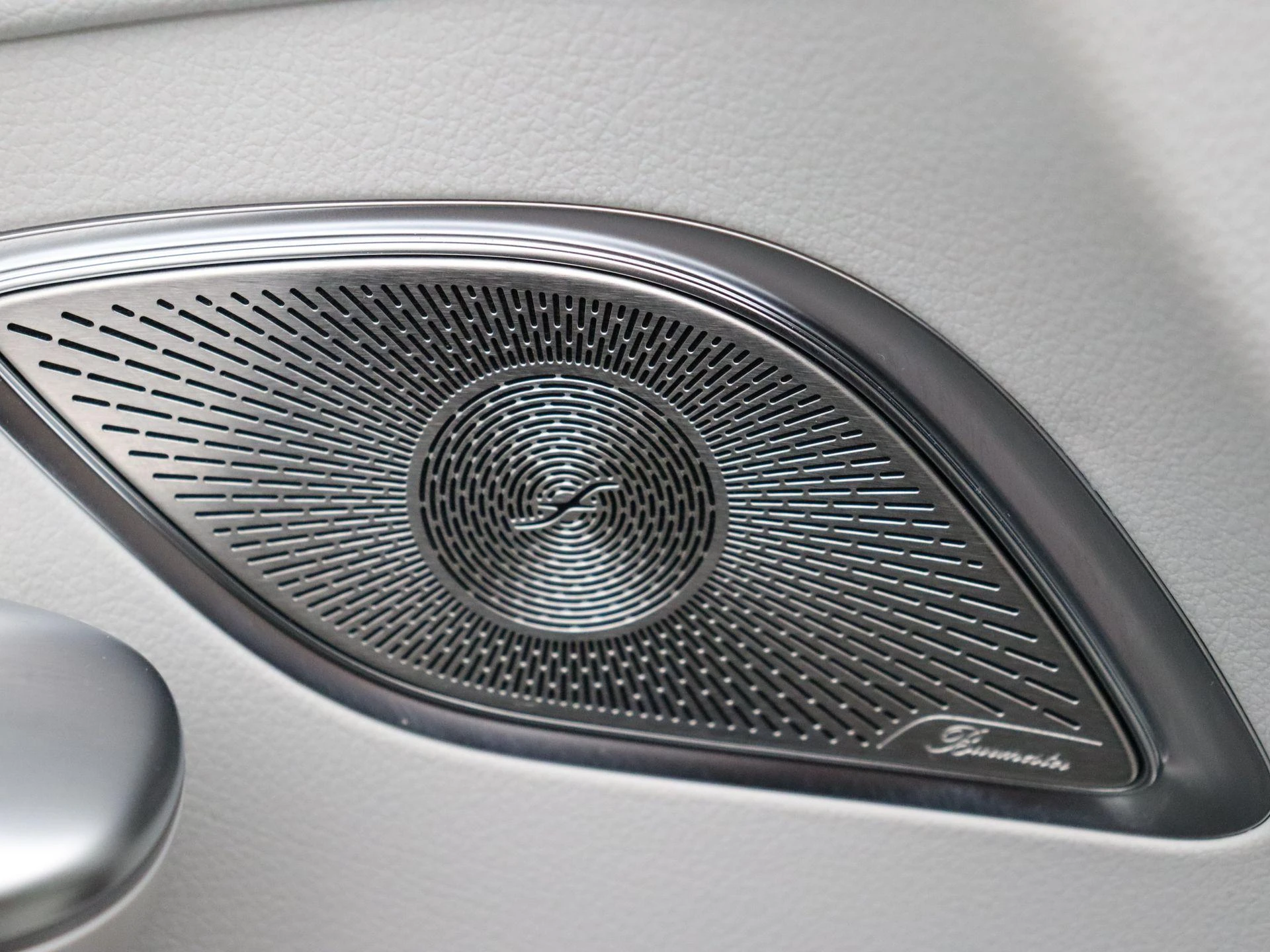 Mercedes-Benz-EQE-image-10