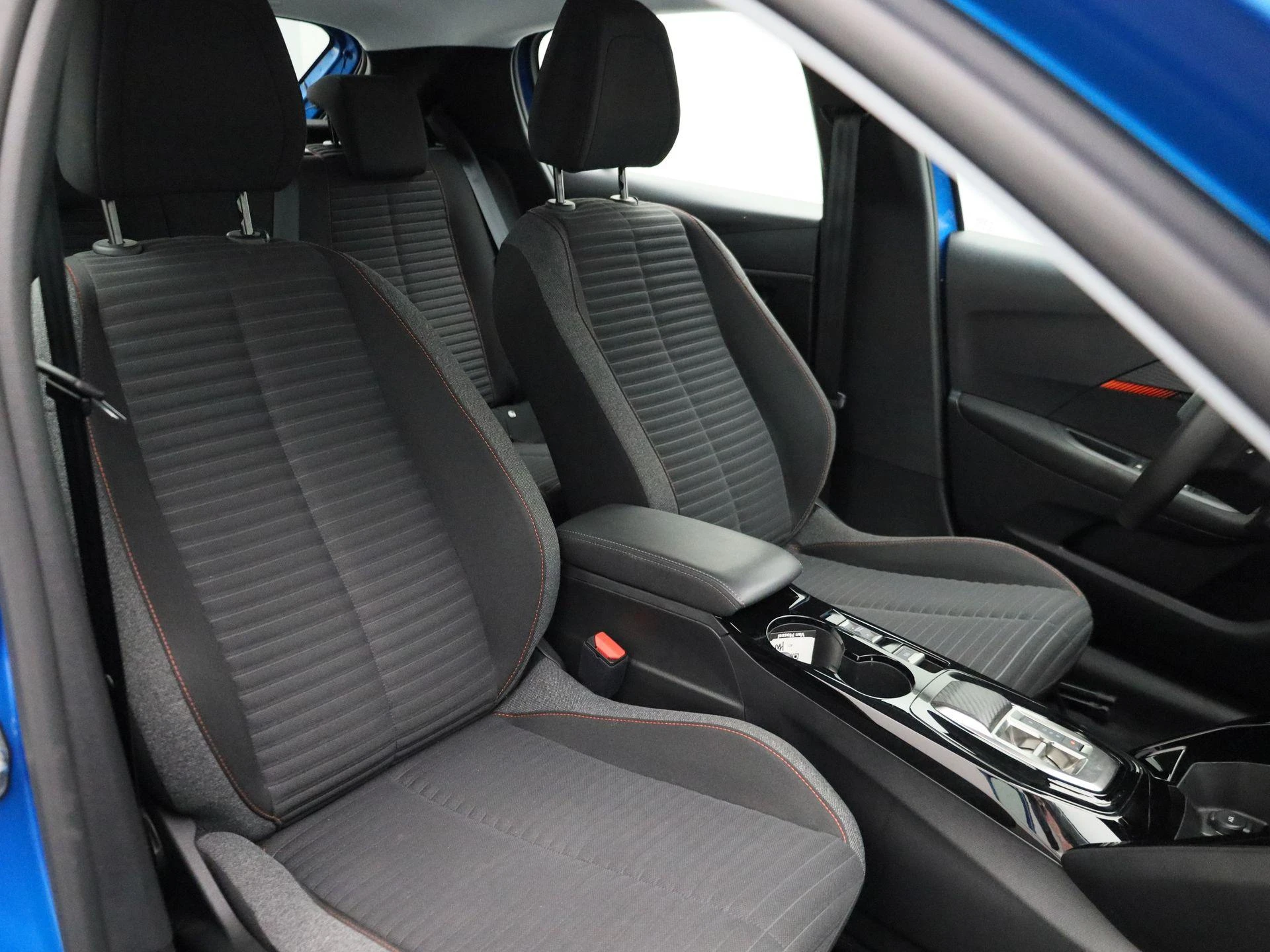 Peugeot-e-208-image-35