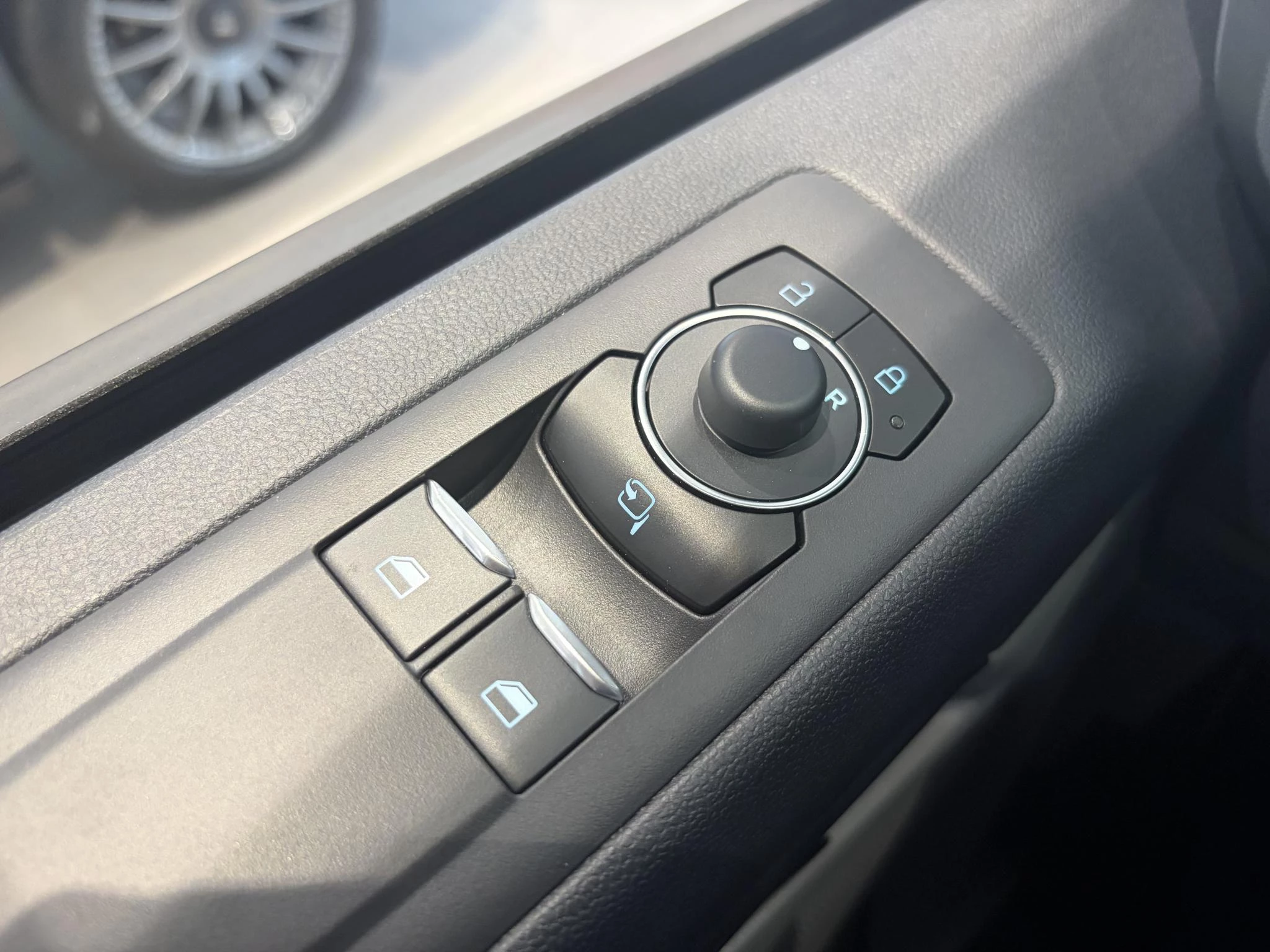 Ford E-Transit Custom 340 L2H1 Limited 71 kWh