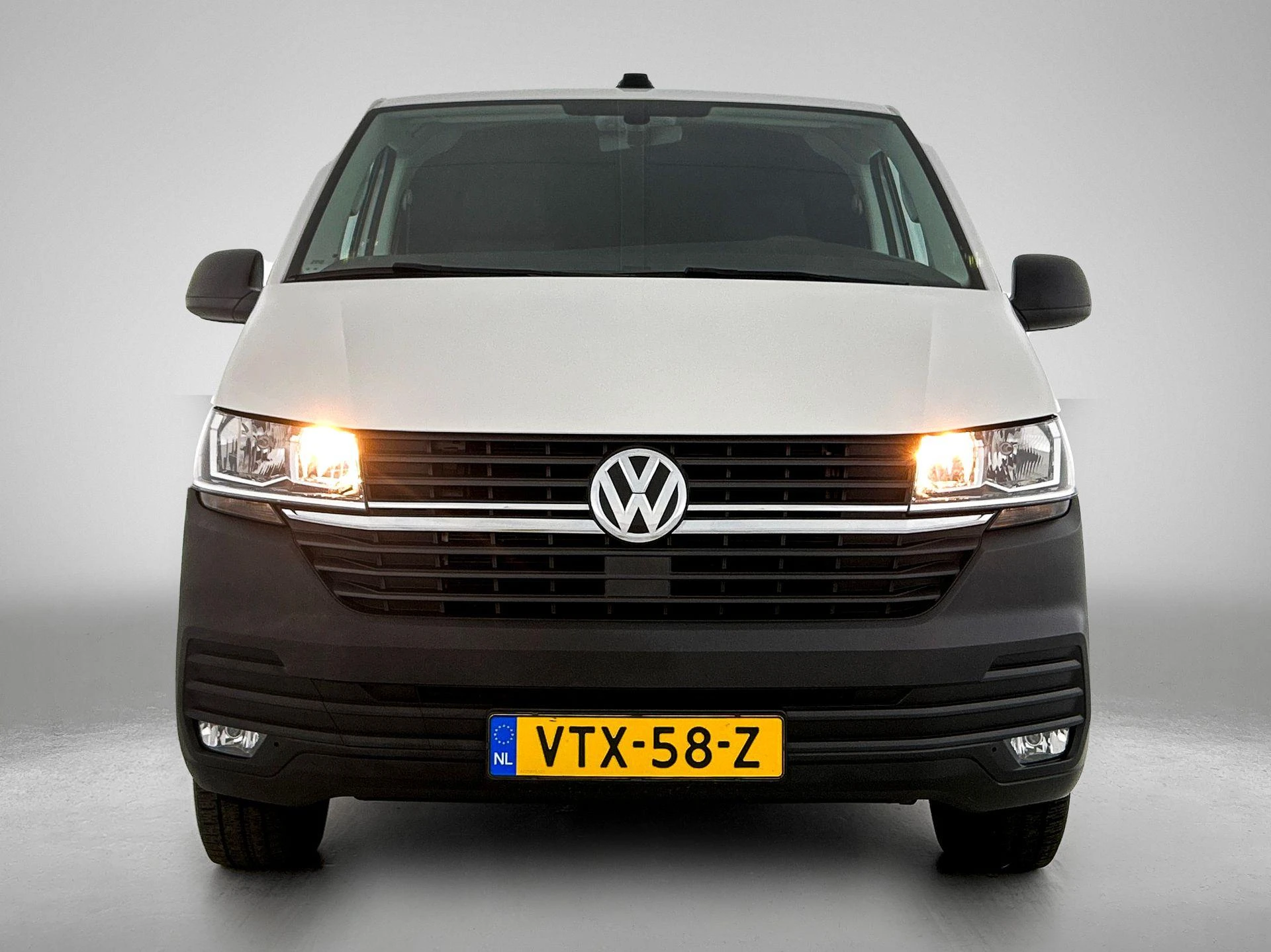 Volkswagen-Transporter-image-4