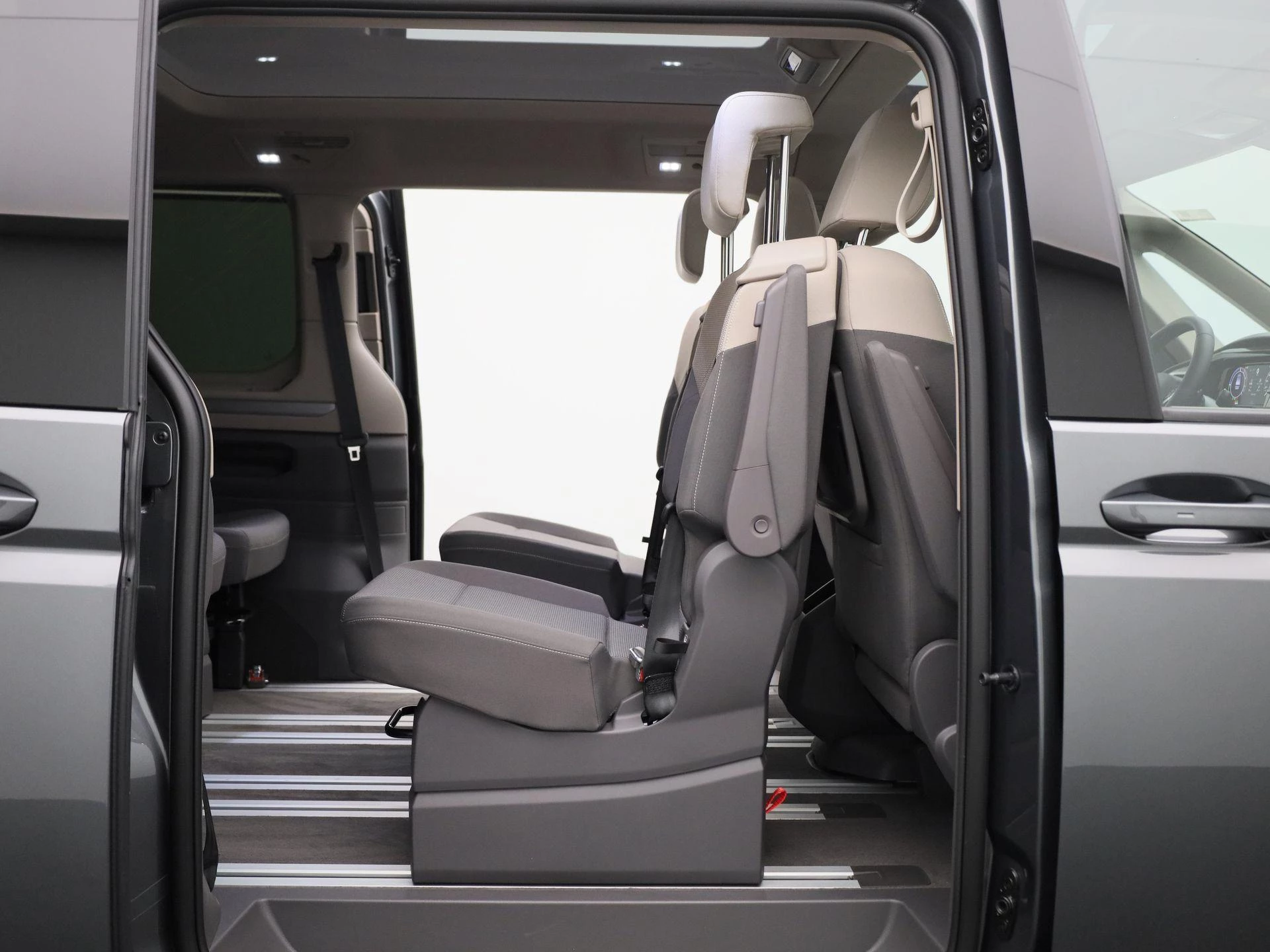 Volkswagen-Multivan-image-15