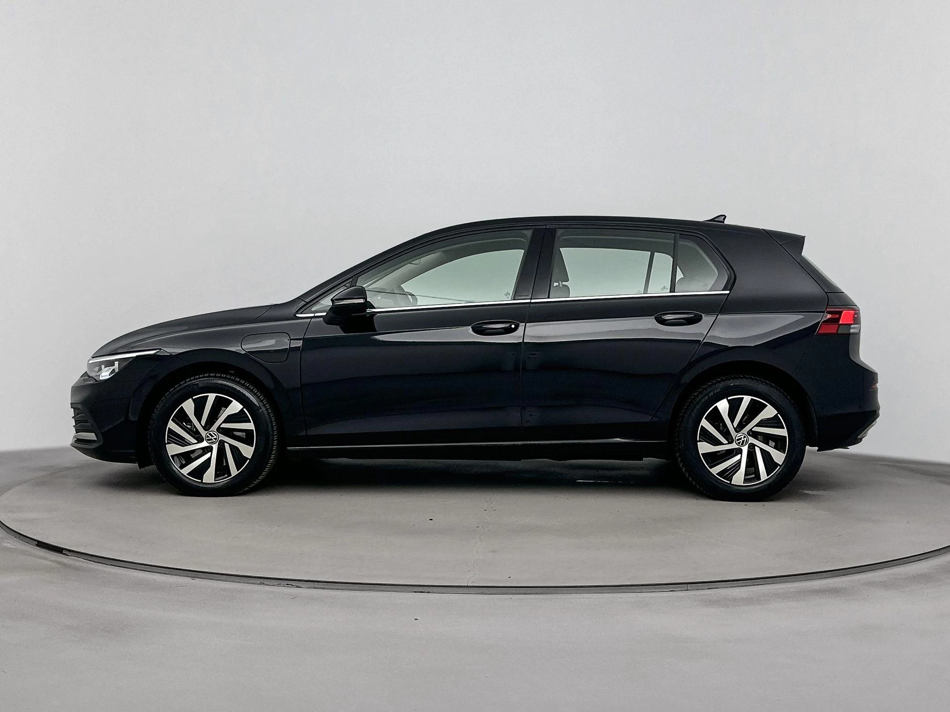 Volkswagen-Golf-image-1