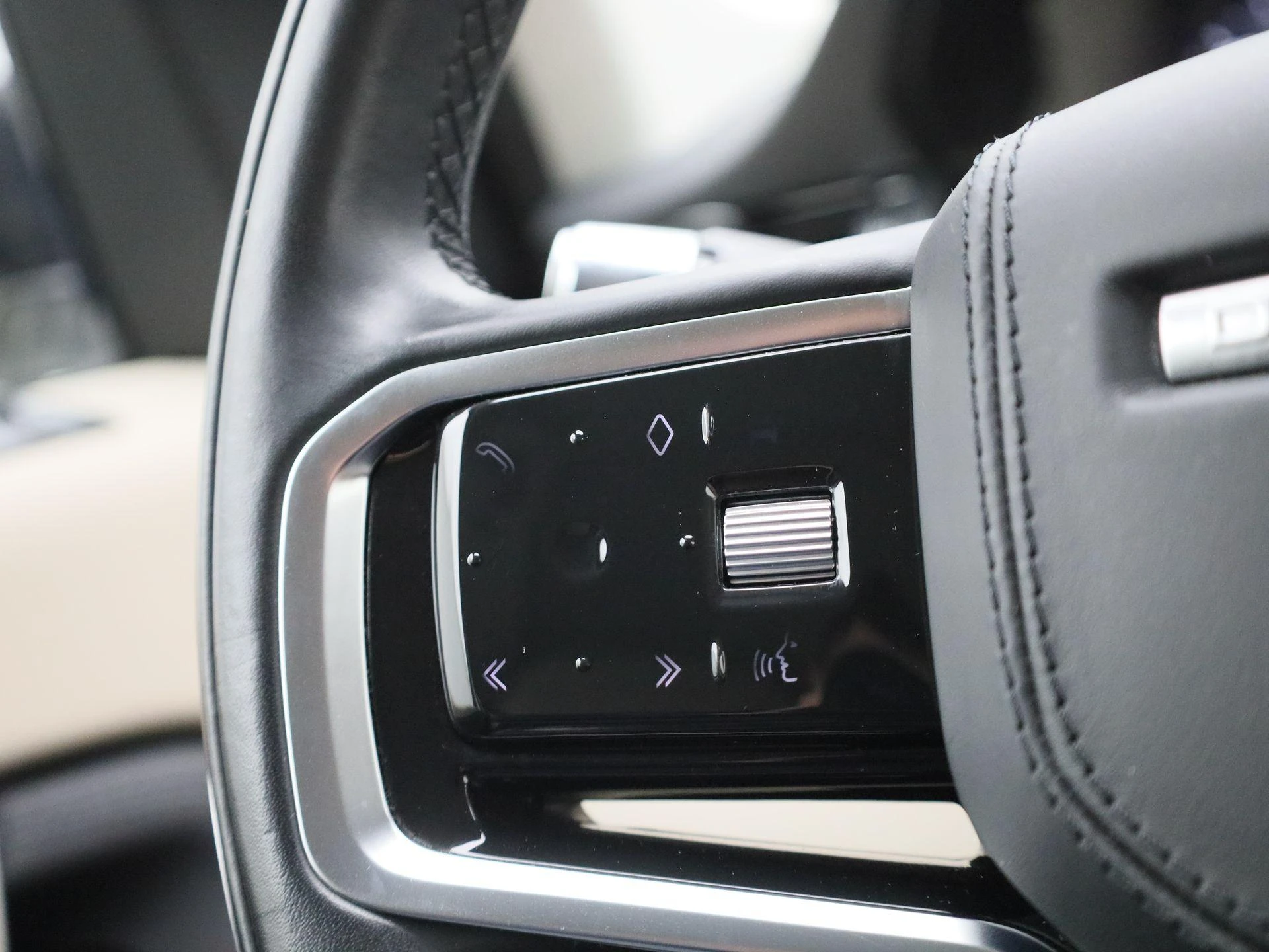 Land Rover-Discovery Sport-image-17