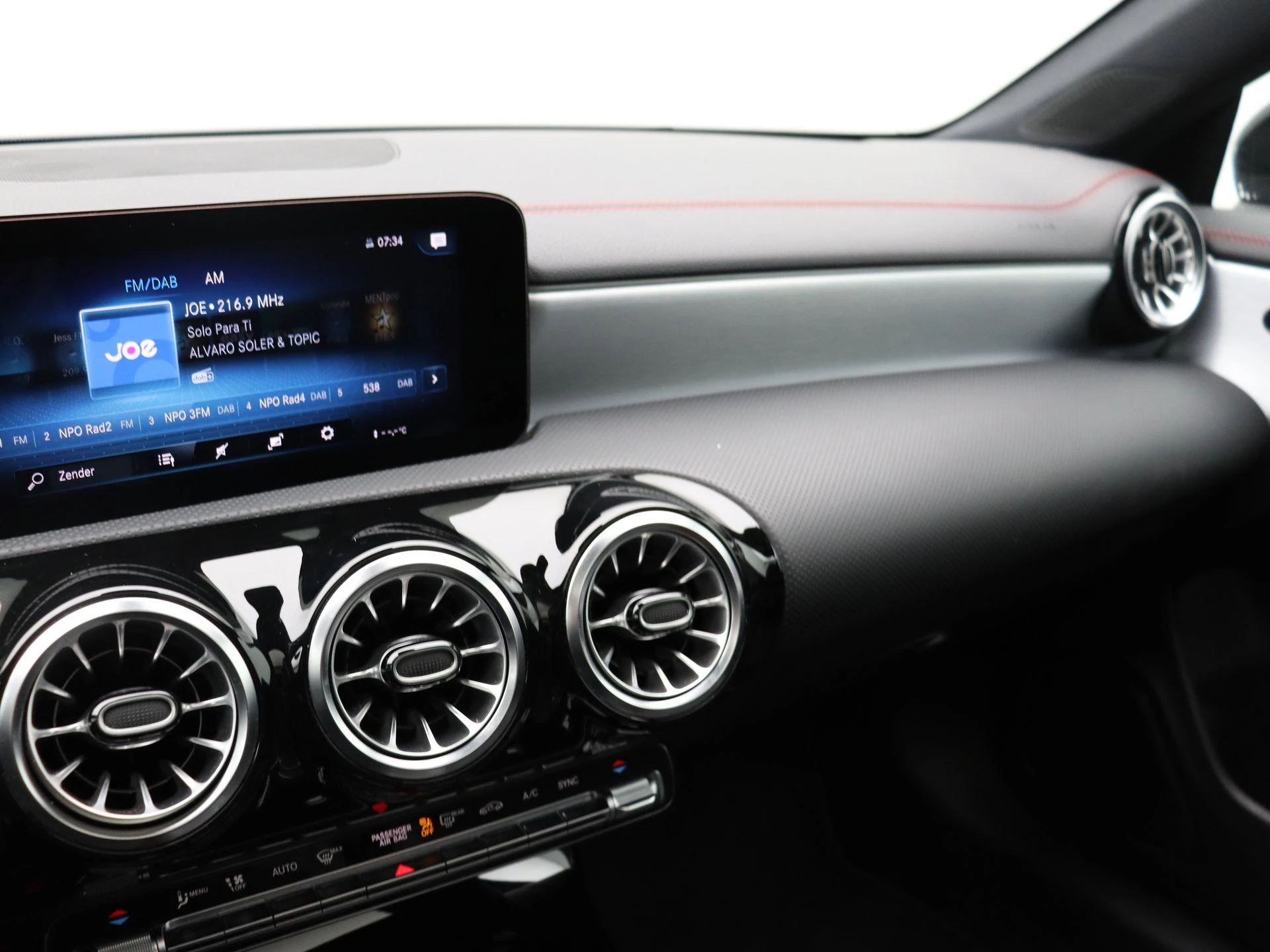 Mercedes-Benz CLA 180 AMG Line + PANORAMISCH DAK + MULTIBEAM LED +