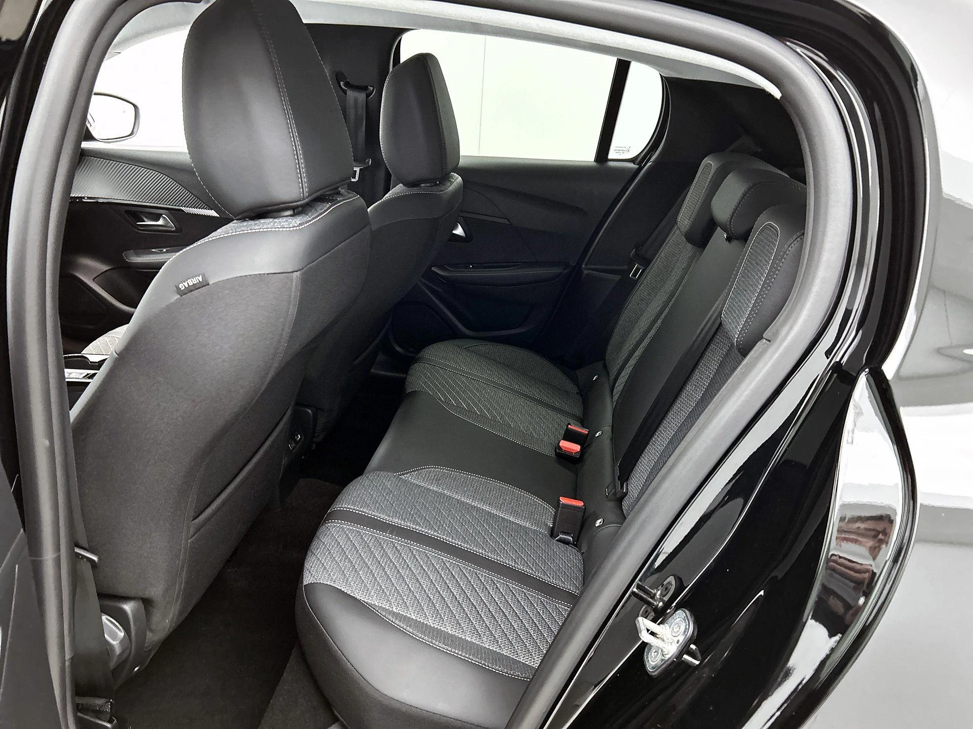 Peugeot-208-image-25