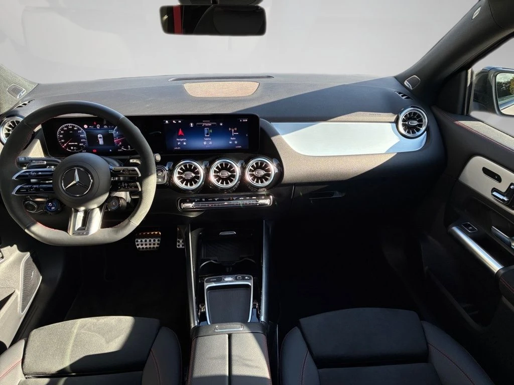 Mercedes-AMG-GLA 45 S AMG-image-11