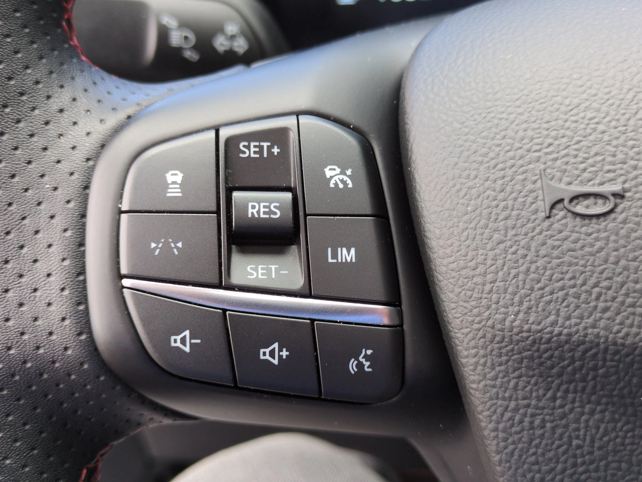 Ford Kuga ST-Line X Aut.*PANO*AHK*360GRAD*LED-MATRIX*NAVI*GRA*WINTER-PKT..