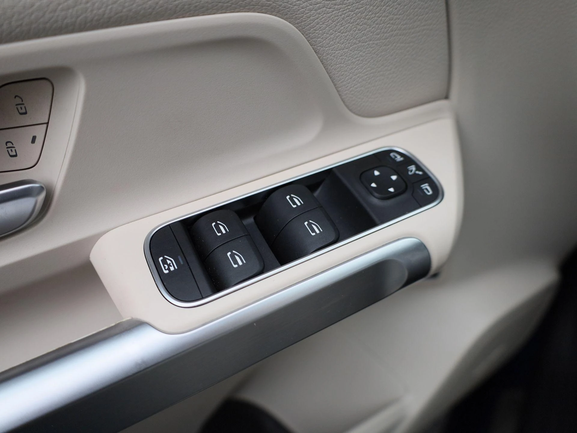 Mercedes-Benz-EQB-image-23