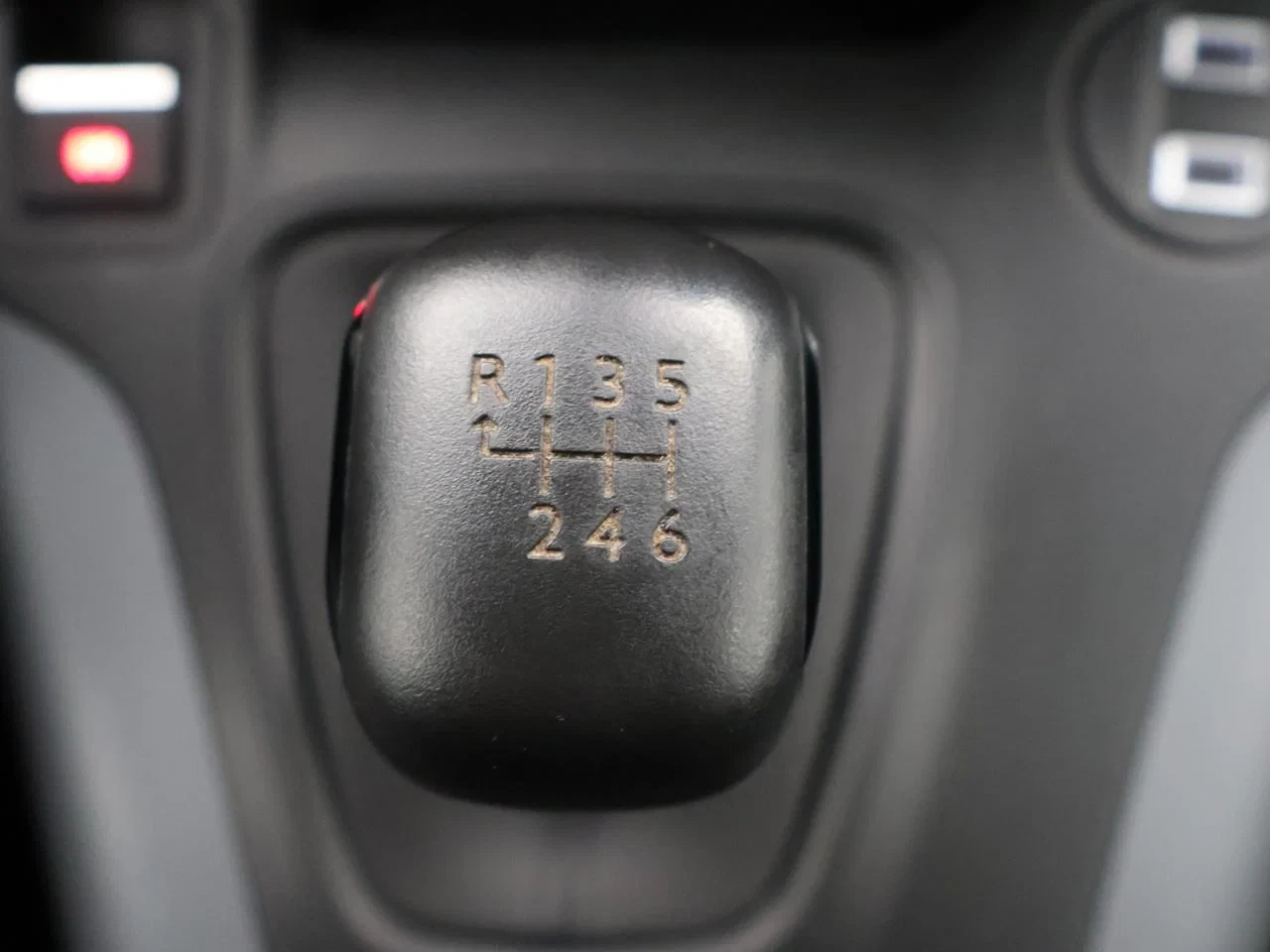 Opel-Combo Life-image-24