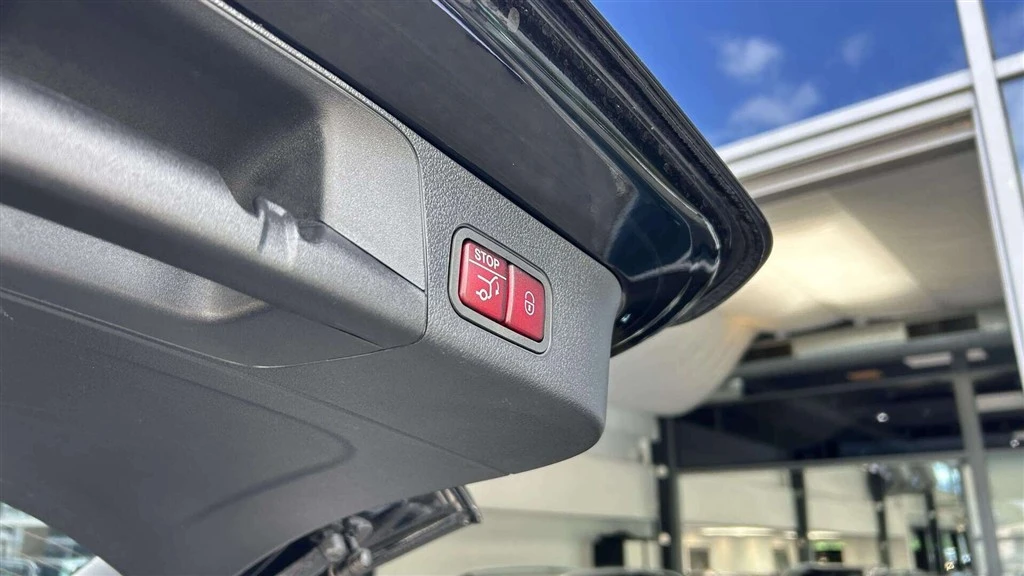 Mercedes-Benz-EQB-image-22