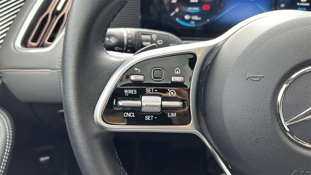 Mercedes-Benz-EQC-image-13
