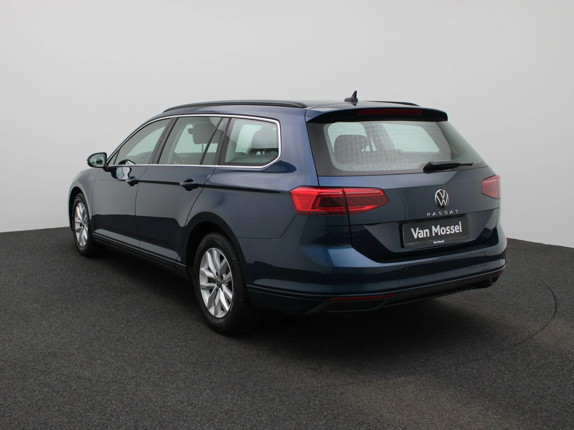 Volkswagen-Passat-image-1