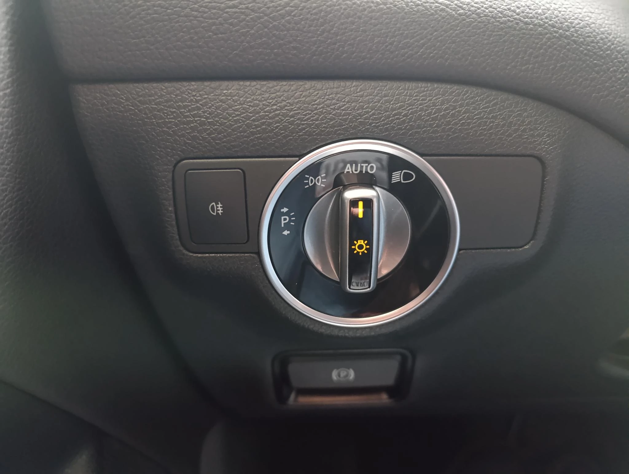 Mercedes-Benz-GLA-image-17