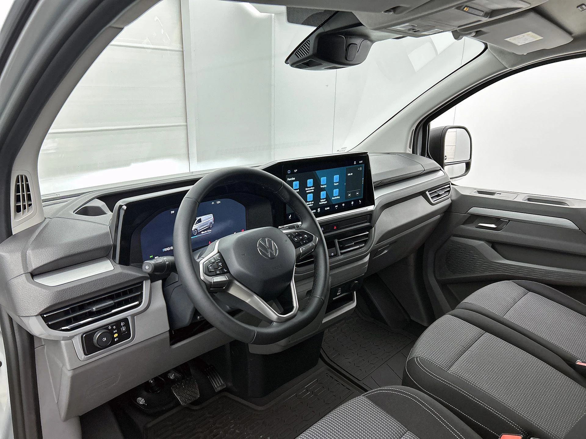 Volkswagen-e-Transporter-image-18