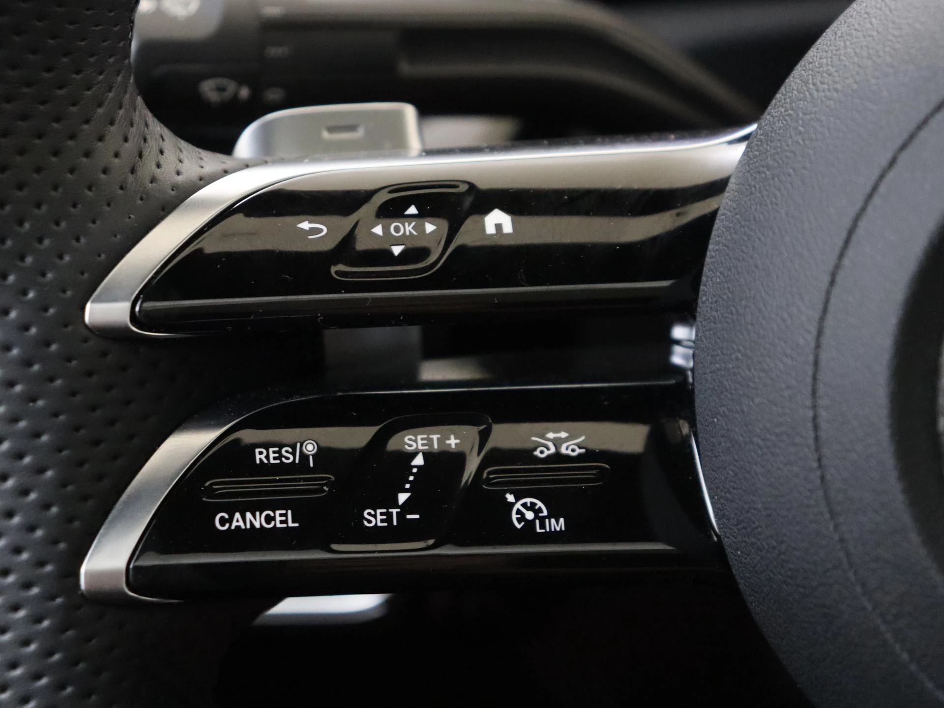 Mercedes-Benz-CLA-image-12