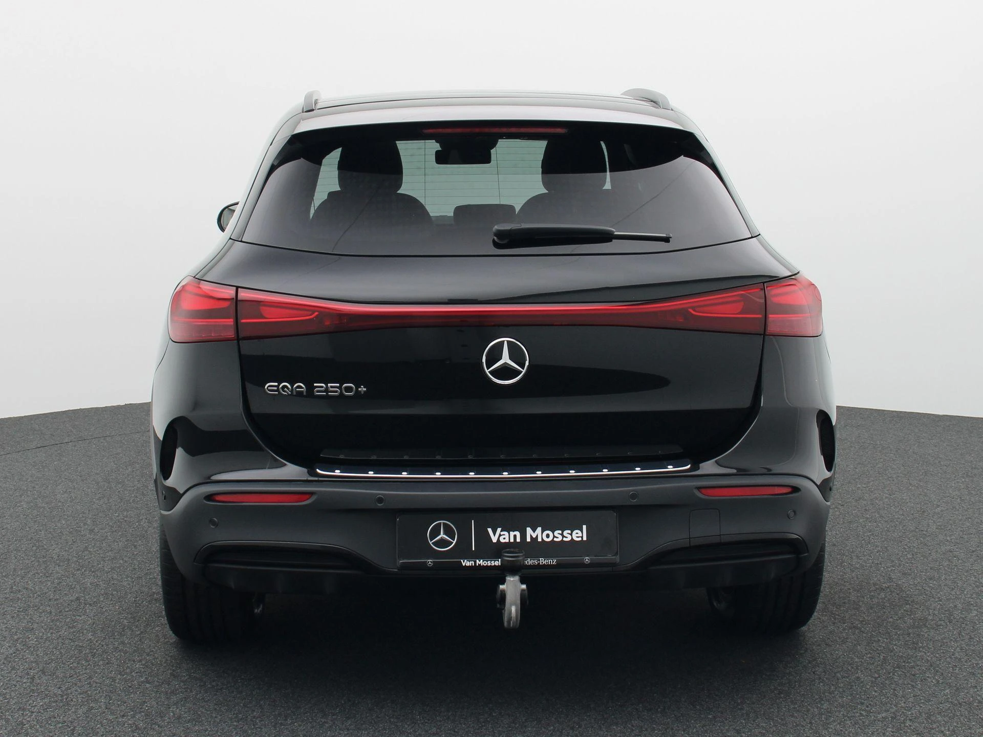 Mercedes-Benz-EQA-image-4