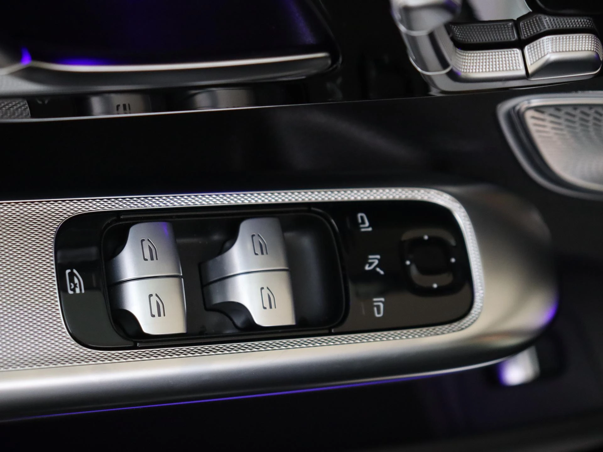 Mercedes-Benz-EQE-image-25