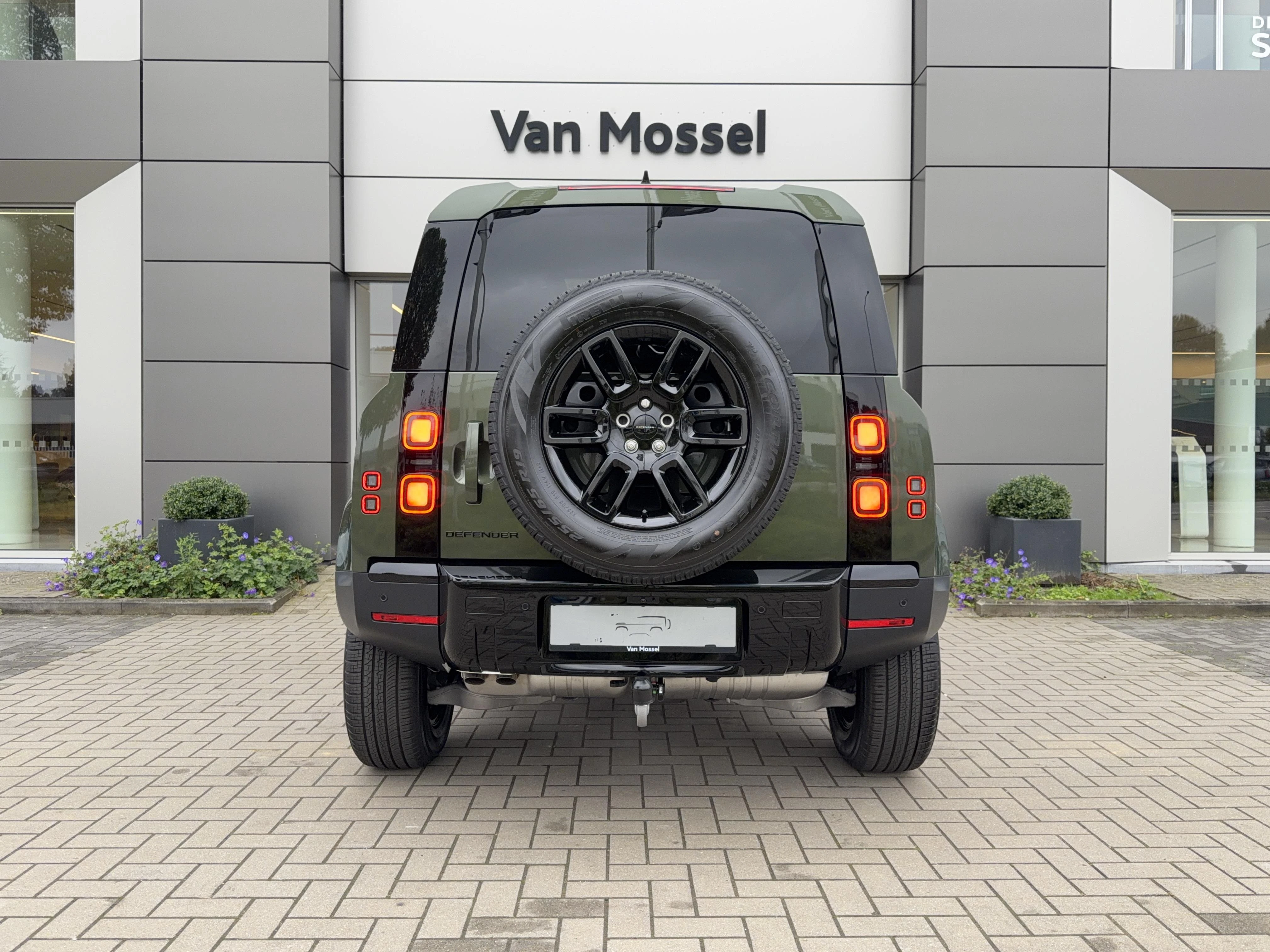 Land Rover-Defender-image-6