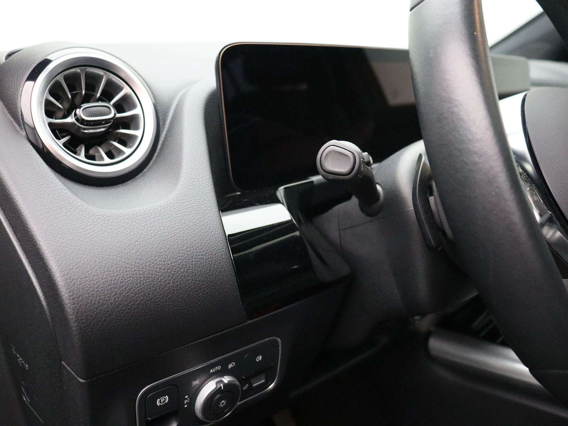 Mercedes-Benz-EQA-image-10