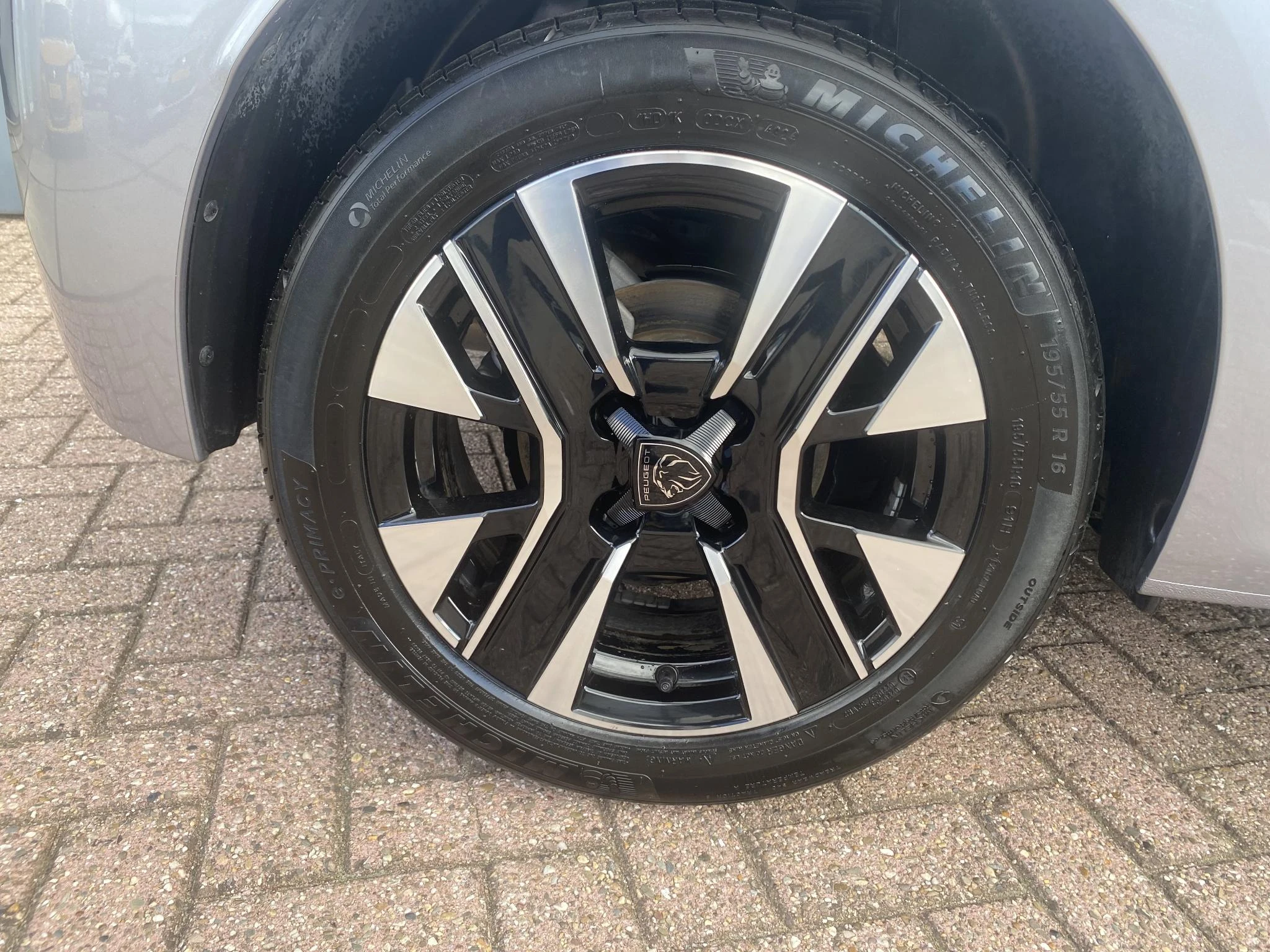 Peugeot-208-image-8