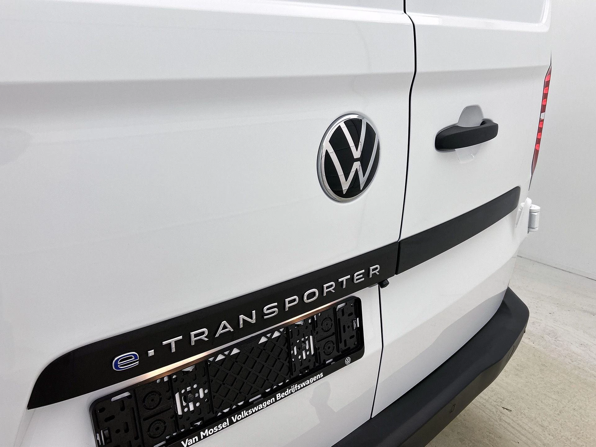 Volkswagen-e-Transporter-image-32