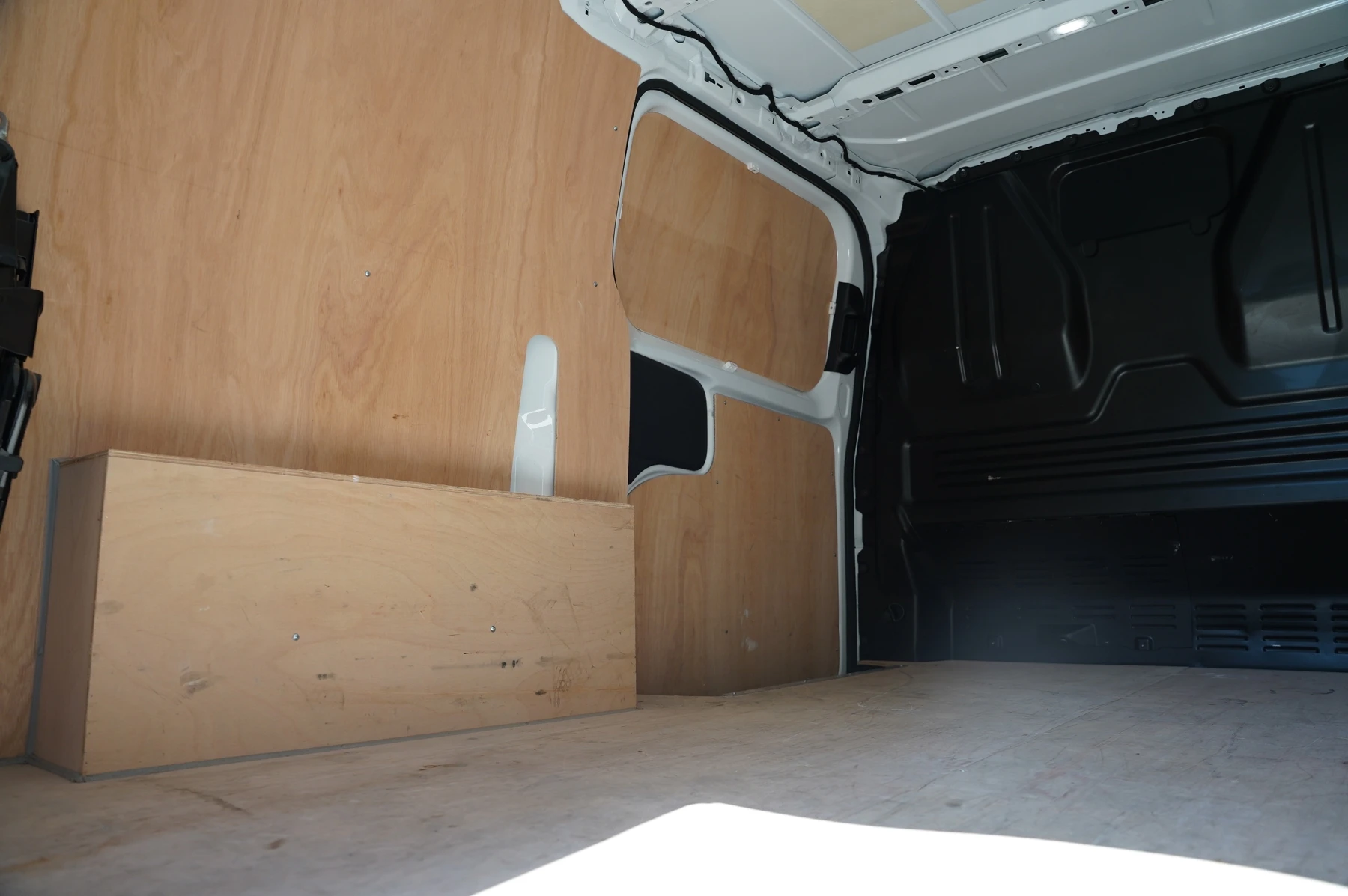 Volkswagen-Transporter-image-26
