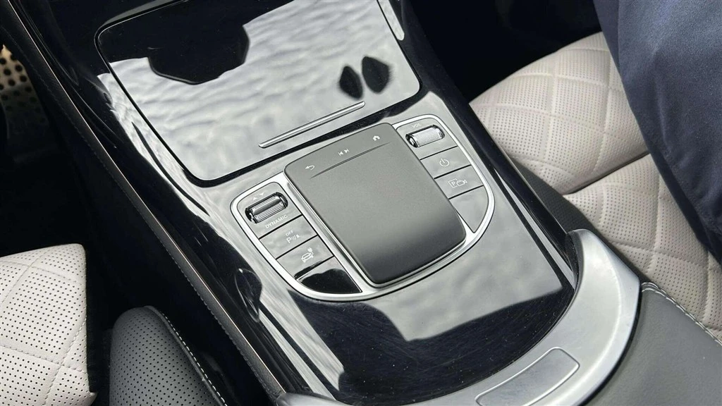 Mercedes-Benz-EQC-image-14
